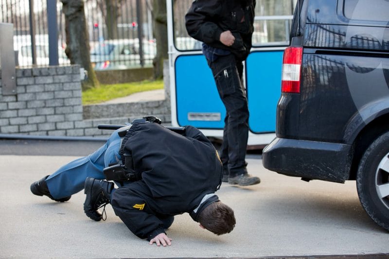 Nederland. Den Haag. 26 maart 2013. Guard of ICTY looks under car if there are no bombs.Foto: Inge van Mill
