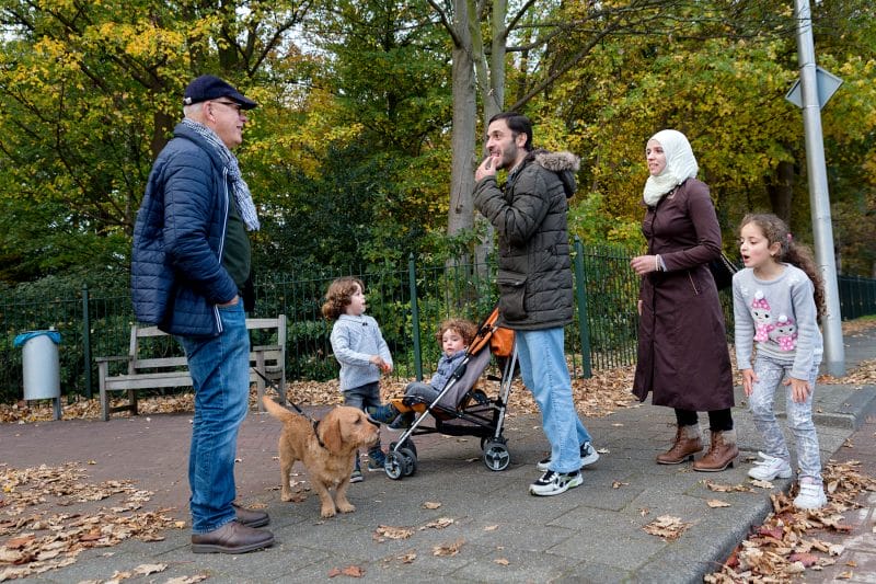 Het gezin Ghadban wandelt richting het park en ontmoet onderweg een Nederlandse man die zijn hond uitlaat. Aiman wijst naar zijn tong dat hij nog niet zo goed Nederlands spreekt en verontschuldigt zich, 30 oktober 2015.