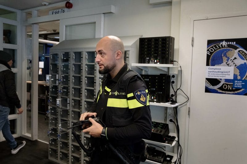Politieagent Adil Elfakih in het politiebureau Hoefkade.