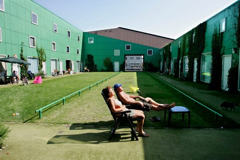 Ypenburg is een suburbanisatie vinex-wijk. Woningen aan de groene waterhoeves te Derkswater waar bewoners genieten in het zonnetje. 2005